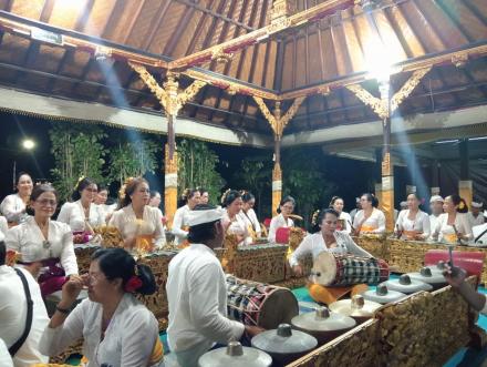 PKK Desa Bondalem ngayah Megambel tabuh di pura Purwa sidhi Ponjok Batu